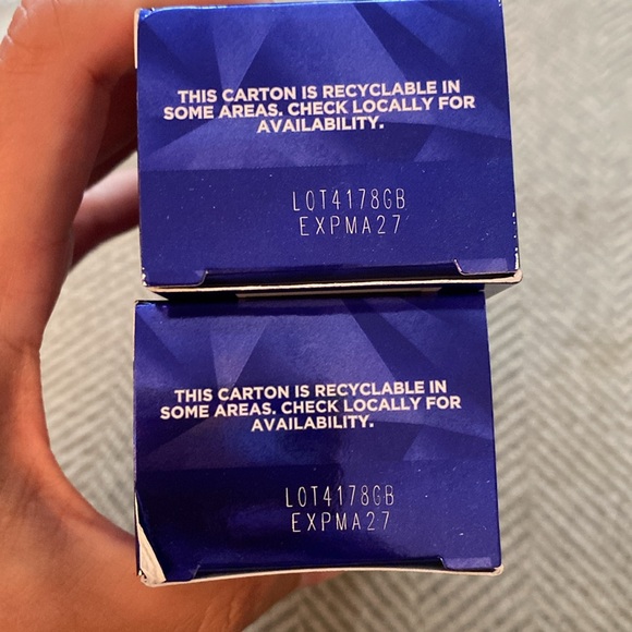 Crest 3D White Advanced Charcoal Toothpastes NWT - Picture 2 of 2